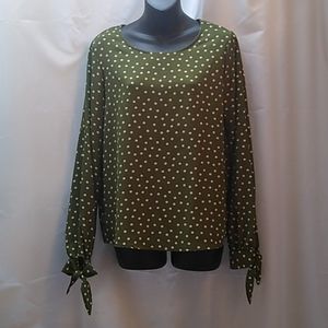 Woman's long sleeve top with pokka dots